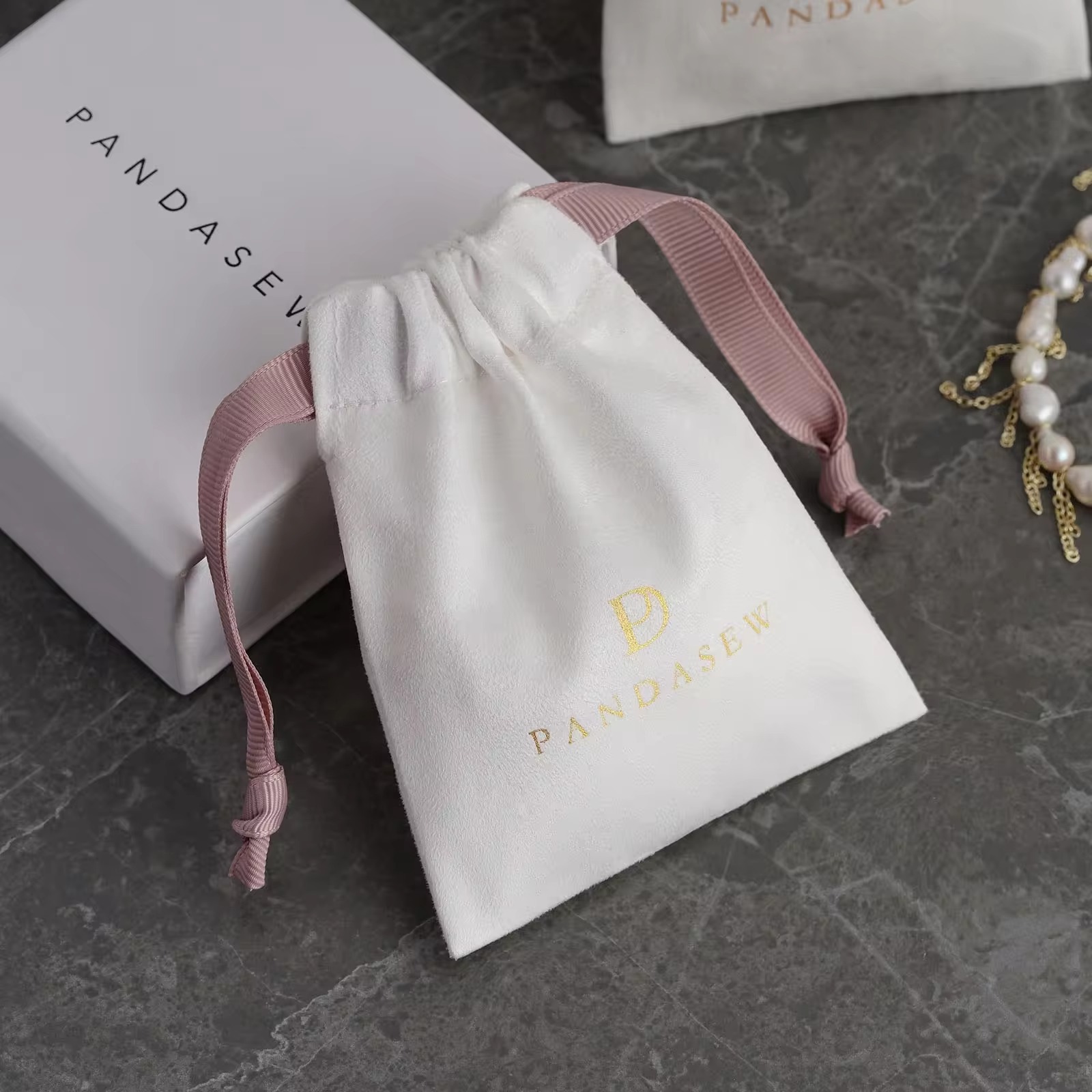 Luxe suède trekkoordtasje met  - Luxury Bags Logo recensie en prijs