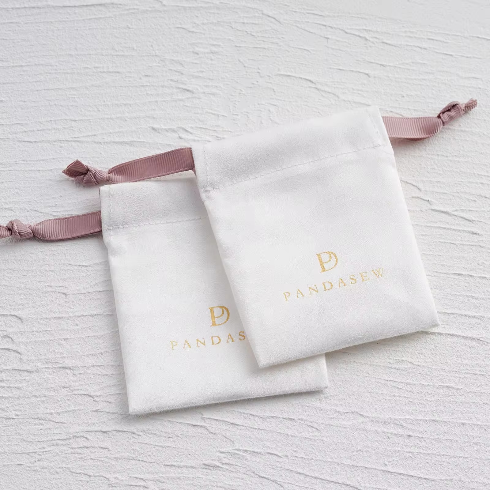 Luxe suède trekkoordtasje met  - Luxury Bags Logo recensie en prijs