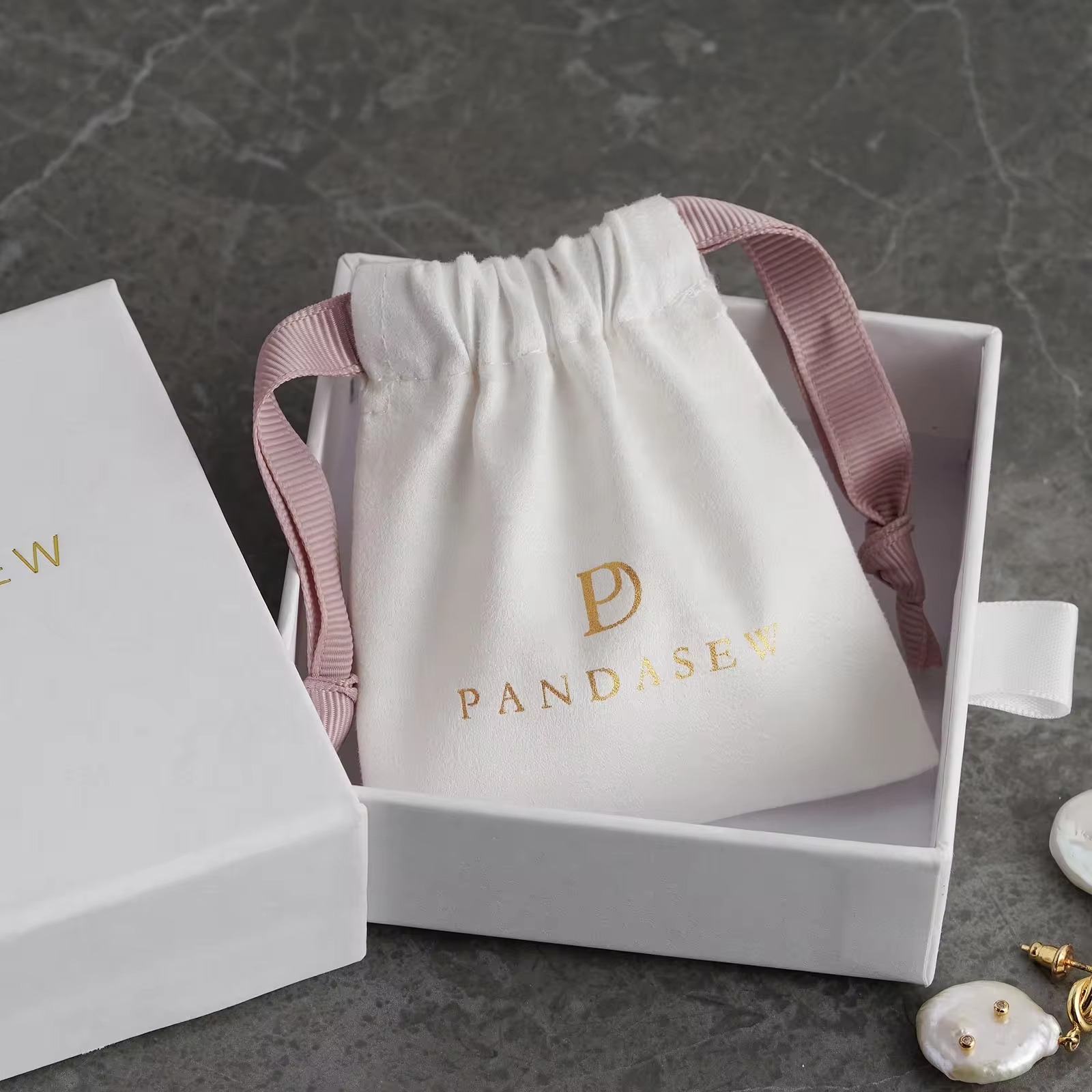 Luxe suède trekkoordtasje met  - Luxury Bags Logo recensie en prijs